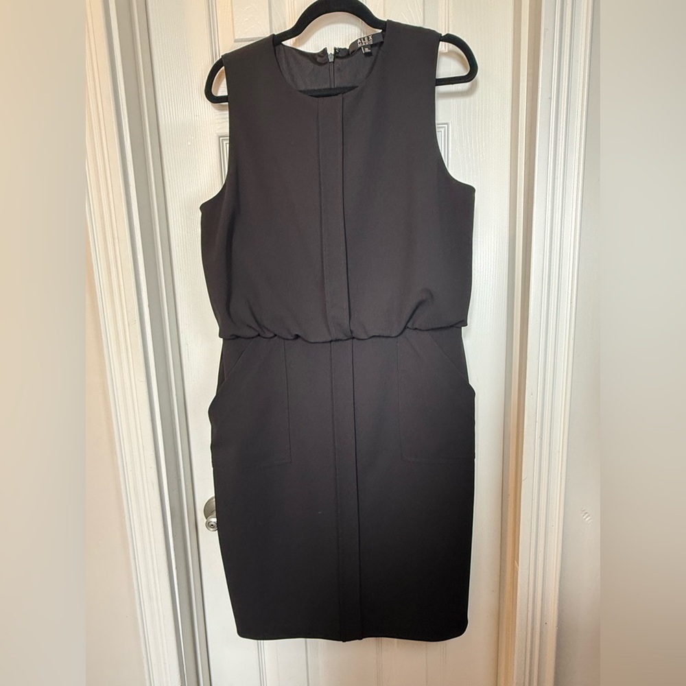 Understated Sexy Alex Marie Black Sheath Knee Length Cocktail Dress Crew Neck